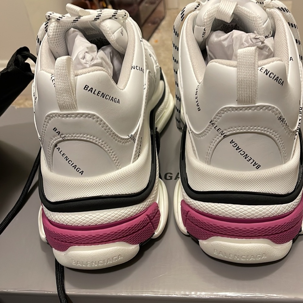 Authentic Balenciaga triple s NIB - Picture 4 of 7